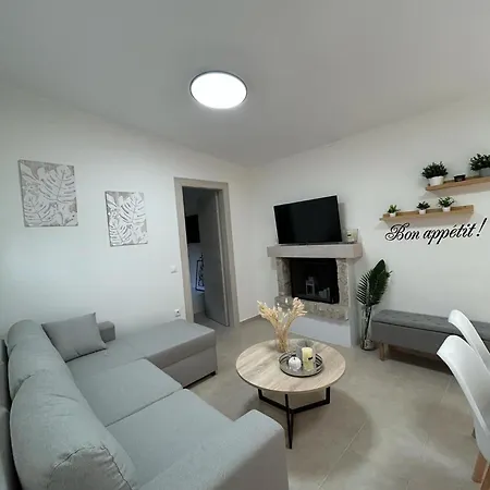 Κτημα Εριφυλλη بيت للعطل Khora